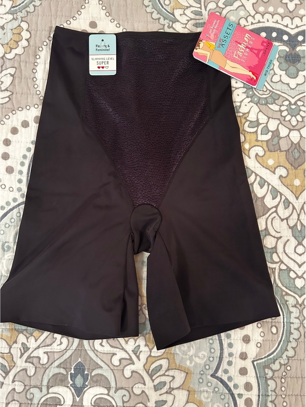 Spanx Love Your Assets Mid-Thigh Shaping Shorts - Black, Size M